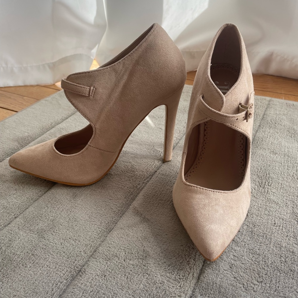 Journee collection suede pump
